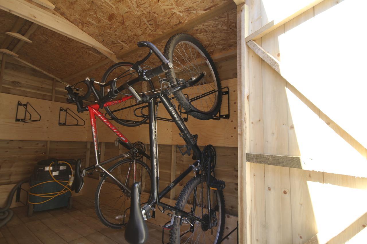 Glen Nevis Youth Hostel Форт-Уильям Экстерьер фото A bicycle shed