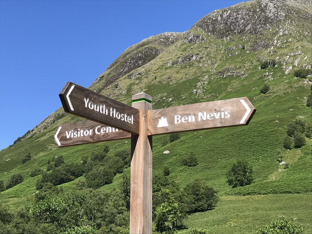 Glen Nevis Youth Hostel Форт-Уильям Экстерьер фото Signpost at the Youth Hostel