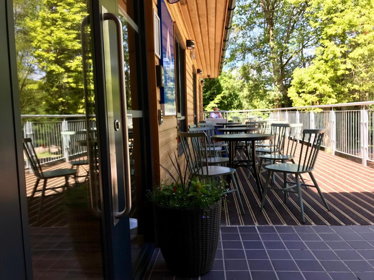 Glen Nevis Youth Hostel Форт-Уильям Экстерьер фото The deck at the restaurant