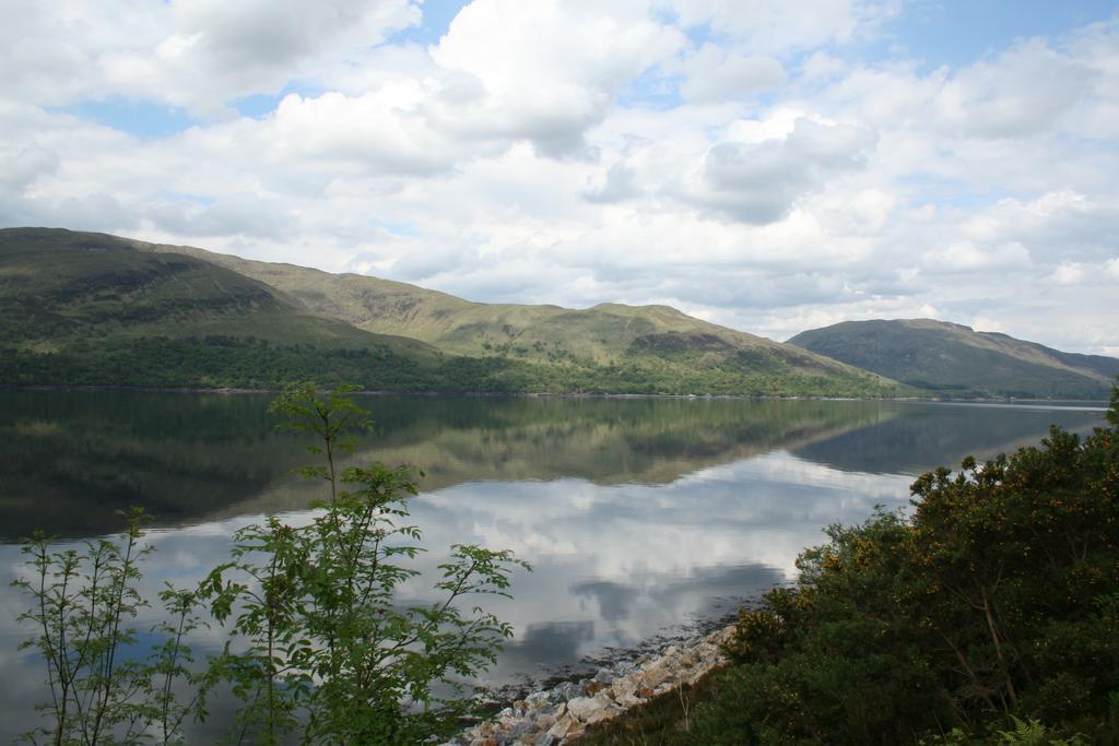 Glen Nevis Youth Hostel Форт-Уильям Экстерьер фото The view from the A591